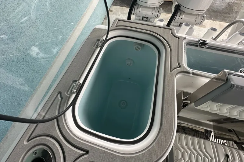 Slide: The Image of Livewell on 2025 Twin Vee 400 GFX2 CC boat, showcasing modern design and functionality. - 11