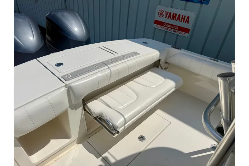 Slide: The Image of 2014 Regulator 28 Forward Seating boat with Yamaha engines and foldable seat. - 15