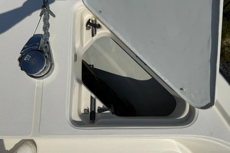 Slide: The Image of Open hatch on 2000 Pursuit 2870 Offshore Center Console boat deck. - 13