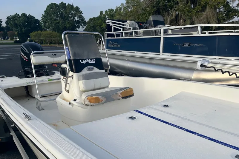 Slide: The Image of 2021 Mako Pro Skiff 17 CC boat with Mercury engine in parking lot. - 9