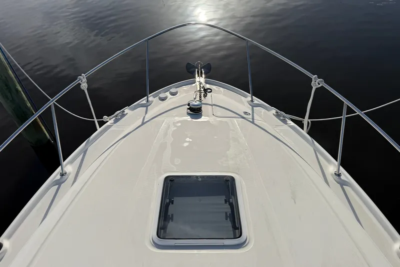 Slide: The Image of Bow view of 2006 Sea Ray Sundancer 320 yacht on calm water. - 21