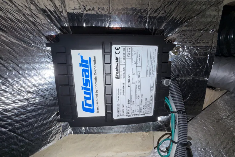 Slide: The Image of Cruisair unit in 2006 Sea Ray Sundancer 320, showcasing technical specifications and wiring. - 101