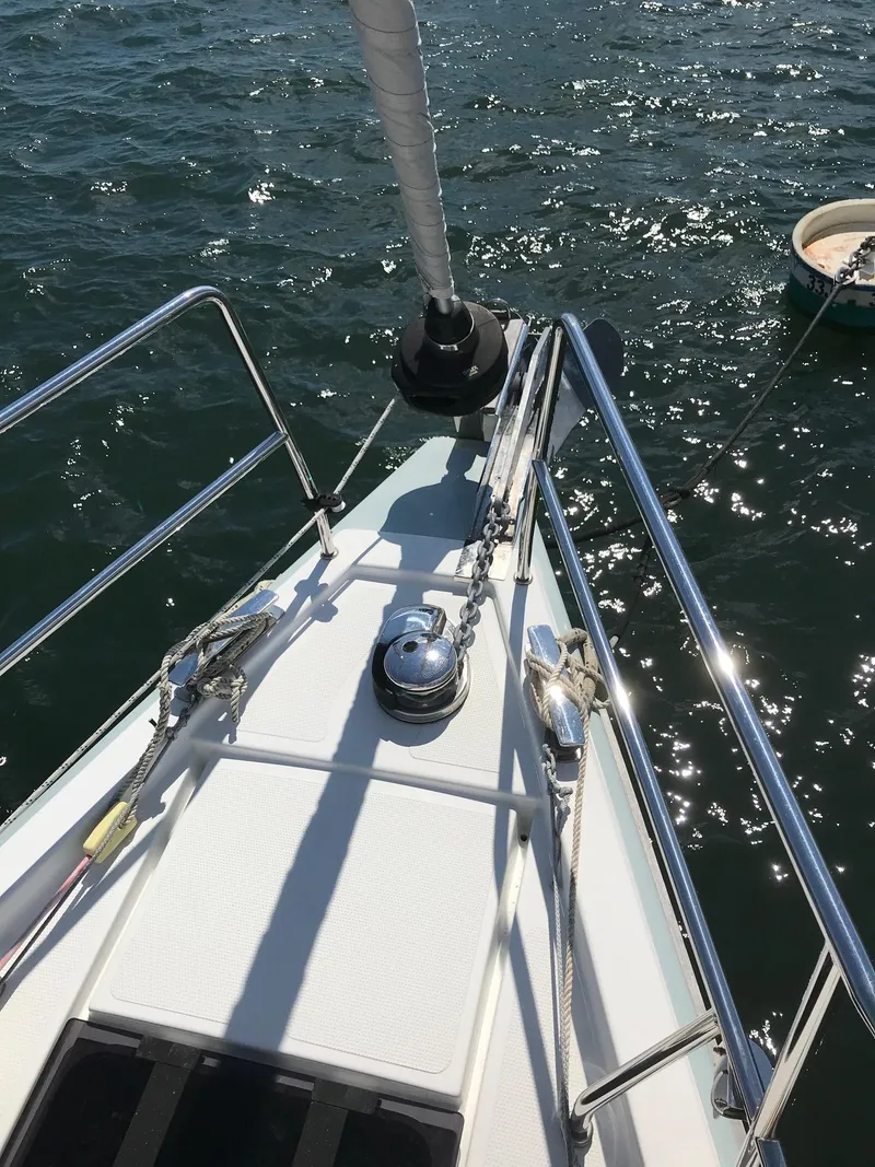 Slide: The Image of Das Deck einer Hanse 458 von 2020 mit glänzenden Metallgeländern und einem Segel im Wasser. - 9