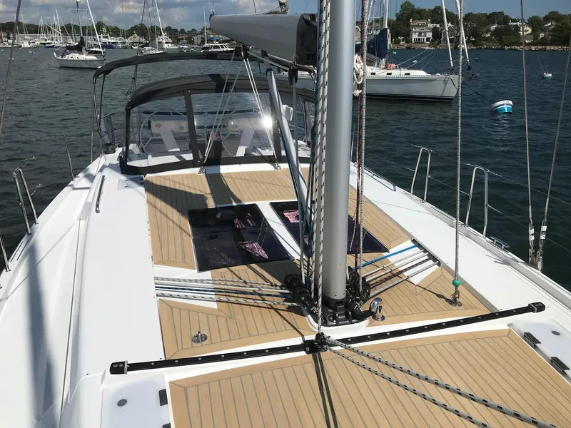 Slide: The Image of Das Bild zeigt das Deck einer Hanse 458 aus dem Jahr 2020, die im Wasser liegt. - 16