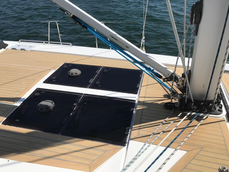 Slide: The Image of Das Deck einer Hanse 458 von 2020 mit Teakholz und Luken. - 17