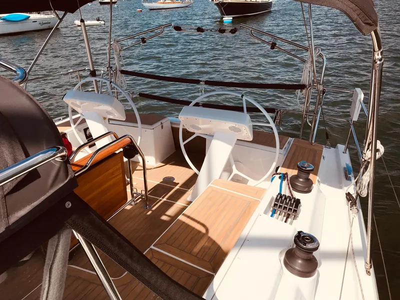 Slide: The Image of Das Cockpit einer Hanse 458 von 2020 mit zwei Steuerrädern und Teakholzdeck. - 21