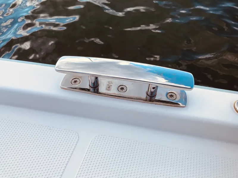 Slide: The Image of Ein glänzender Metallklampen auf einem Boot, umgeben von Wasser. - 37