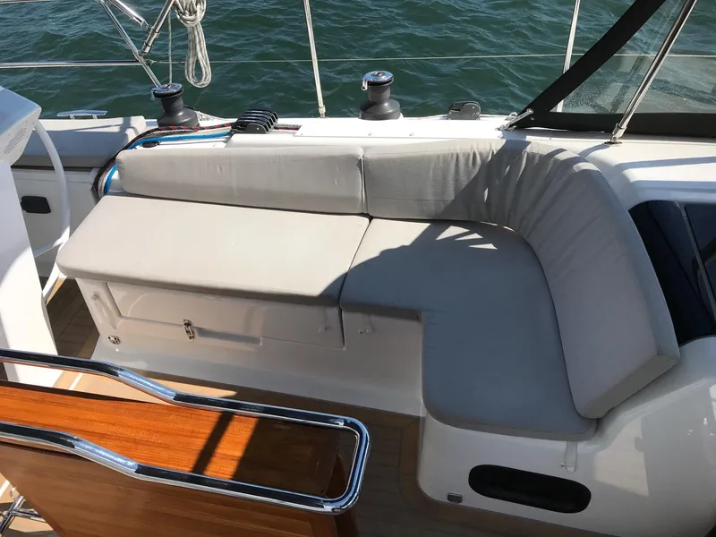 Slide: The Image of Das Bild zeigt das Cockpit einer Hanse 458 aus dem Jahr 2020 mit beigen Polstern. - 30