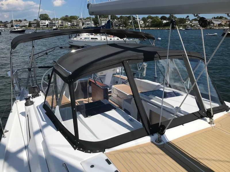 Slide: The Image of Die Hanse 458 von 2020 zeigt ein modernes Design mit einem geräumigen Cockpit und einem schwarzen Bimini-Top. - 20