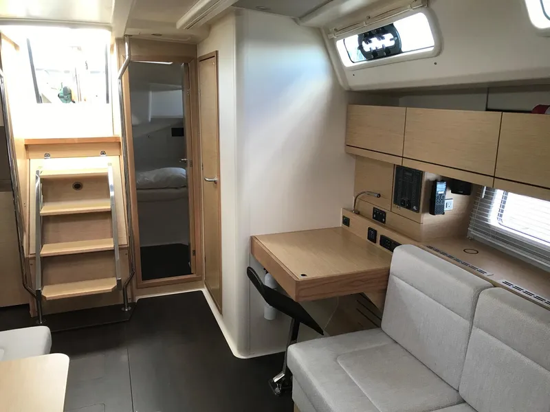 Slide: The Image of Innenraum einer Hanse 458 Yacht von 2020 mit hellem Holz und modernen Möbeln. - 47