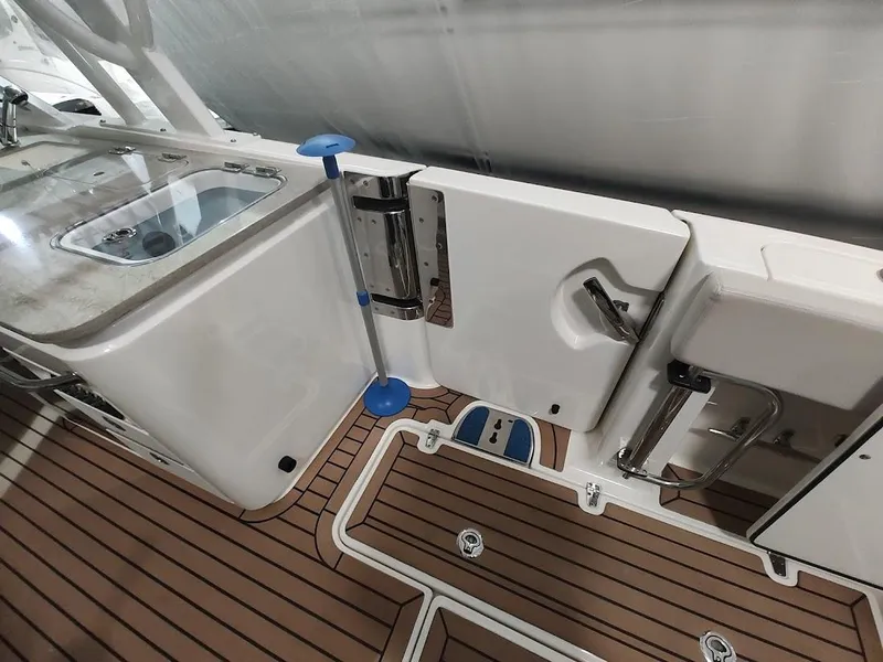 Slide: The Image of Boston Whaler 320 Vantage 2018 - 24