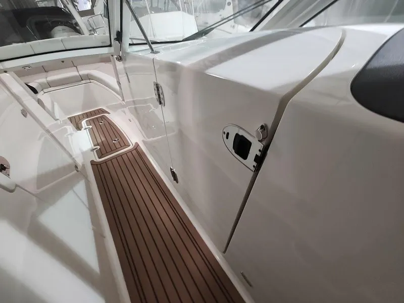 Slide: The Image of Boston Whaler 320 Vantage 2018 - 42