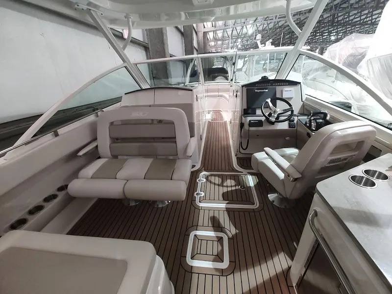 Slide: The Image of Boston Whaler 320 Vantage 2018 - 28