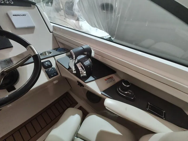 Slide: The Image of Boston Whaler 320 Vantage 2018 - 30
