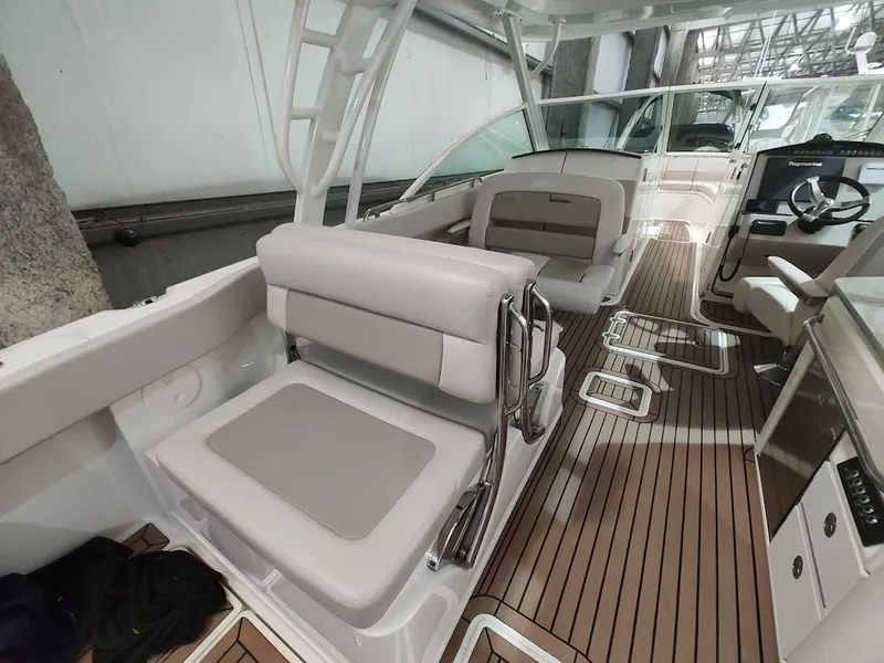 Slide: The Image of Boston Whaler 320 Vantage 2018 - 35