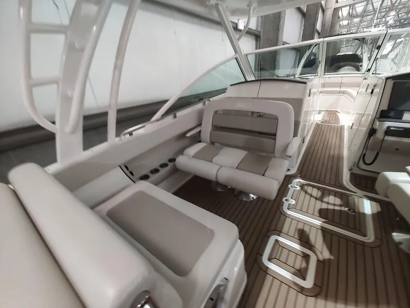 Slide: The Image of Boston Whaler 320 Vantage 2018 - 27