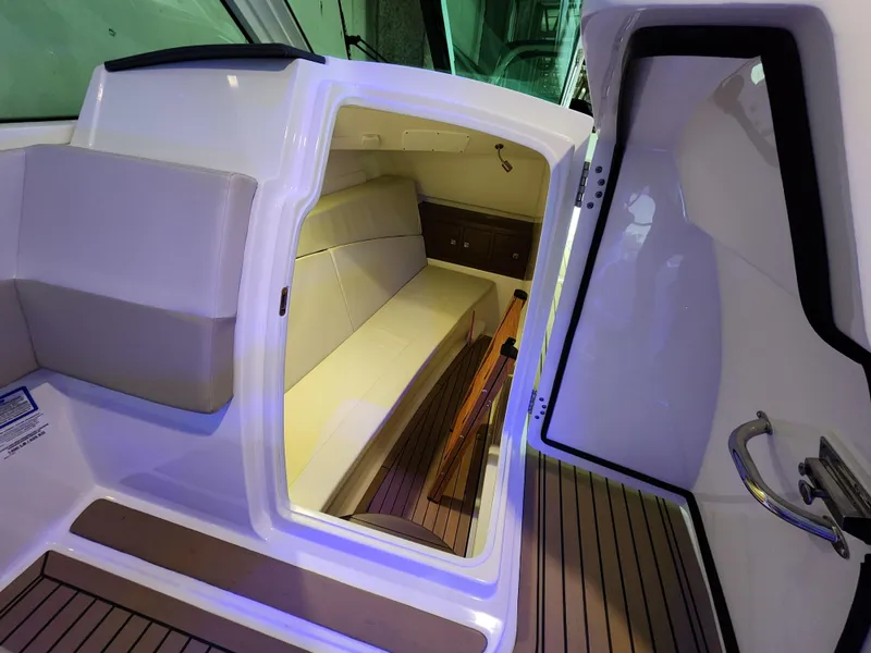 Slide: The Image of Boston Whaler 320 Vantage 2018 - 14
