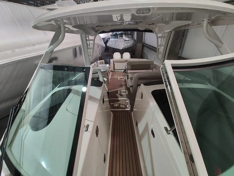 Slide: The Image of Boston Whaler 320 Vantage 2018 - 44