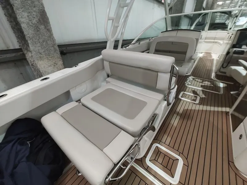 Slide: The Image of Boston Whaler 320 Vantage 2018 - 36