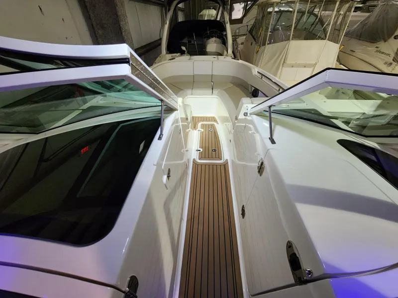Slide: The Image of Boston Whaler 320 Vantage 2018 - 15