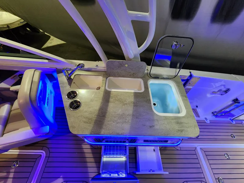 Slide: The Image of Boston Whaler 320 Vantage 2018 - 21