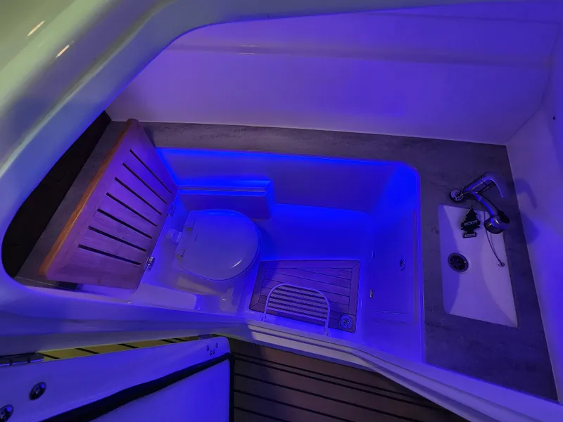 Slide: The Image of Boston Whaler 320 Vantage 2018 - 20
