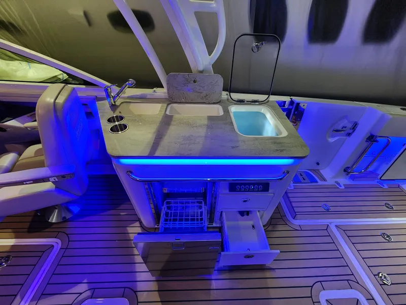 Slide: The Image of Boston Whaler 320 Vantage 2018 - 22