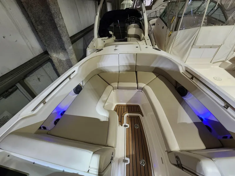 Slide: The Image of Boston Whaler 320 Vantage 2018 - 16