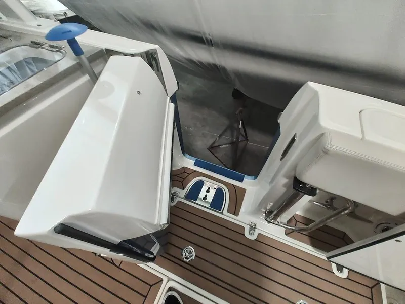 Slide: The Image of Boston Whaler 320 Vantage 2018 - 25