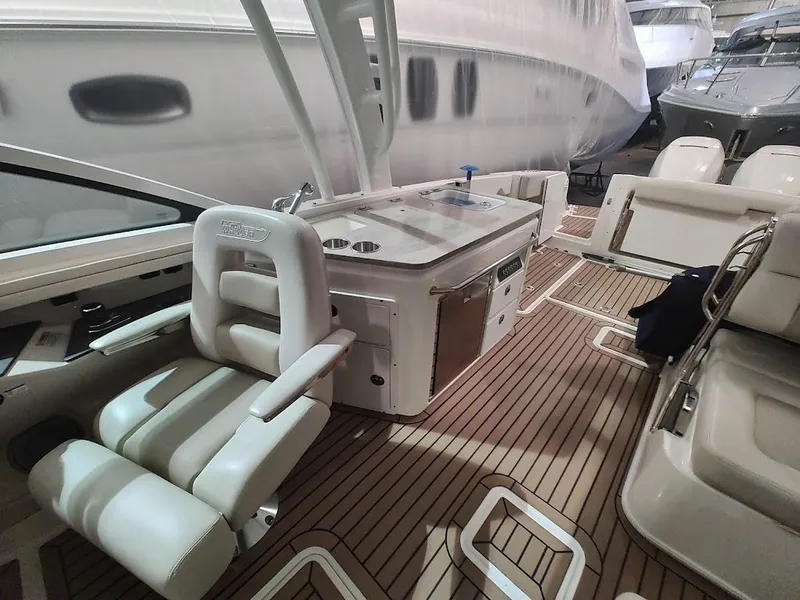 Slide: The Image of Boston Whaler 320 Vantage 2018 - 33