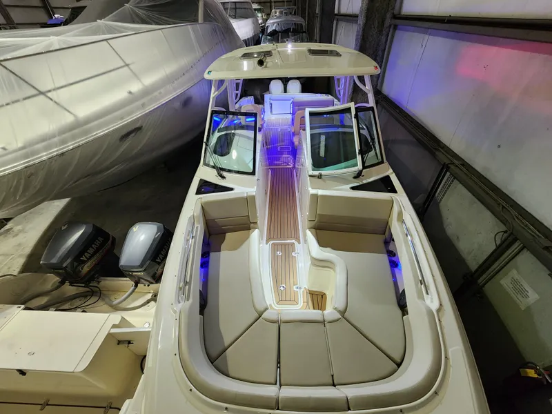 Slide: The Image of Boston Whaler 320 Vantage 2018 - 17