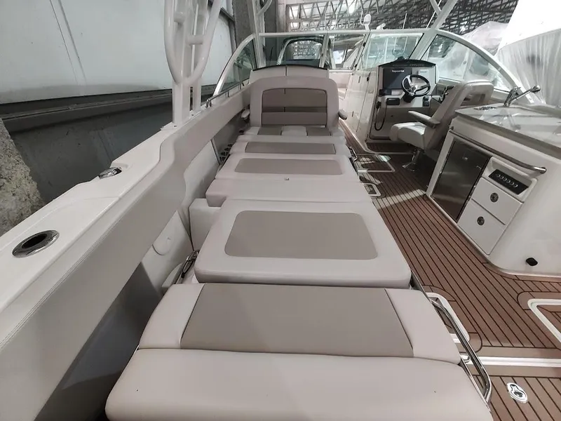 Slide: The Image of Boston Whaler 320 Vantage 2018 - 37