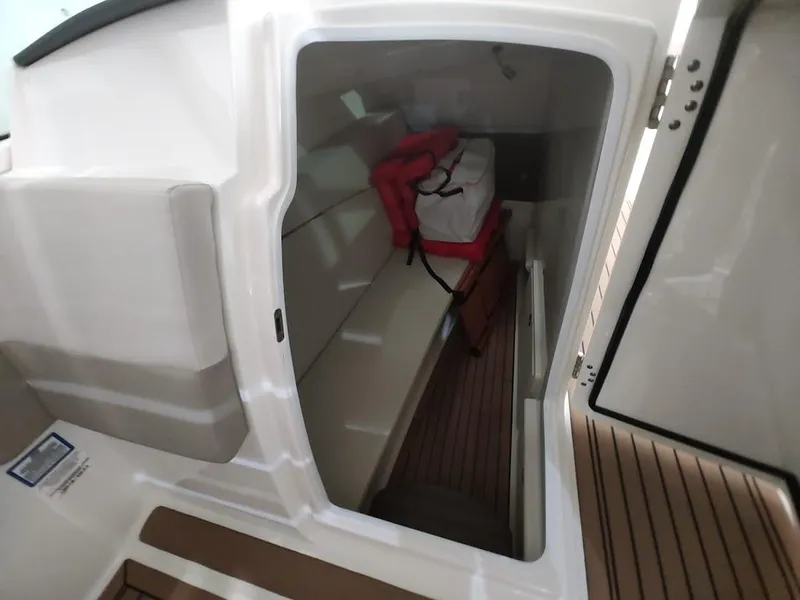 Slide: The Image of Boston Whaler 320 Vantage 2018 - 40