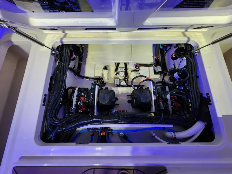 Slide: The Image of Boston Whaler 320 Vantage 2018 - 23
