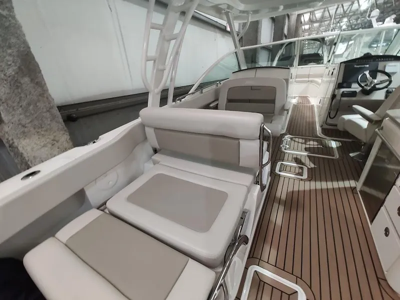 Slide: The Image of Boston Whaler 320 Vantage 2018 - 38