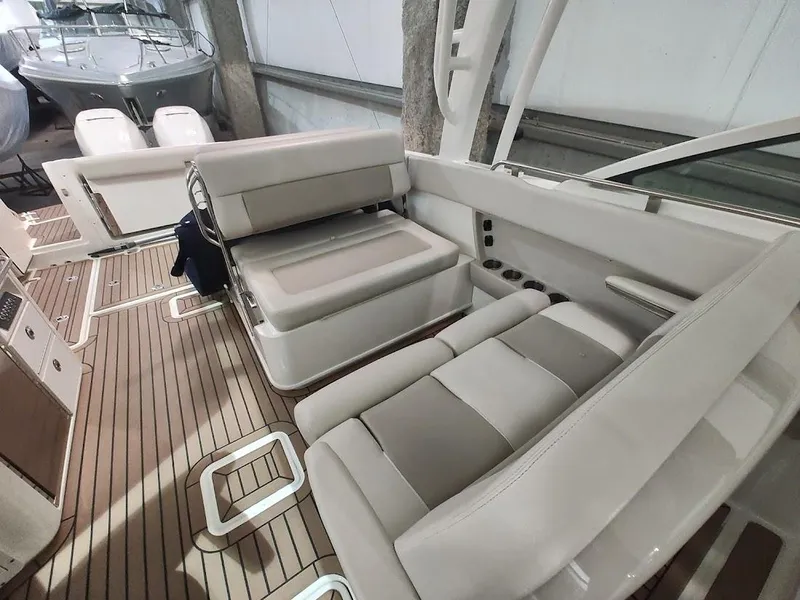 Slide: The Image of Boston Whaler 320 Vantage 2018 - 31