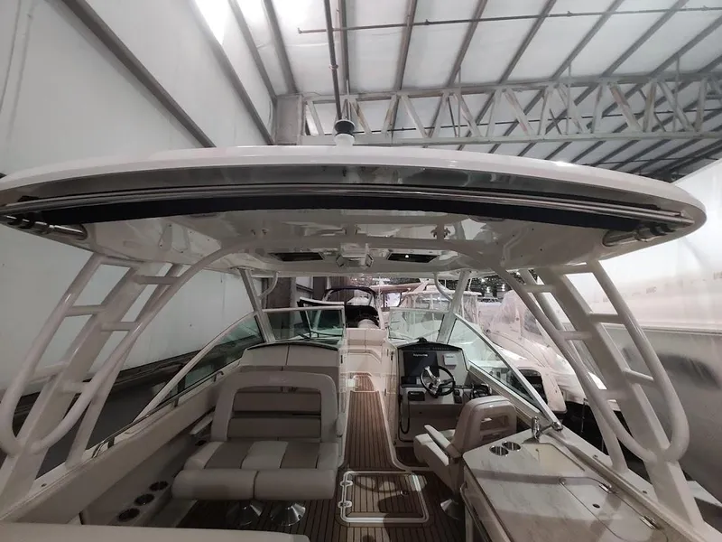 Slide: The Image of Boston Whaler 320 Vantage 2018 - 46