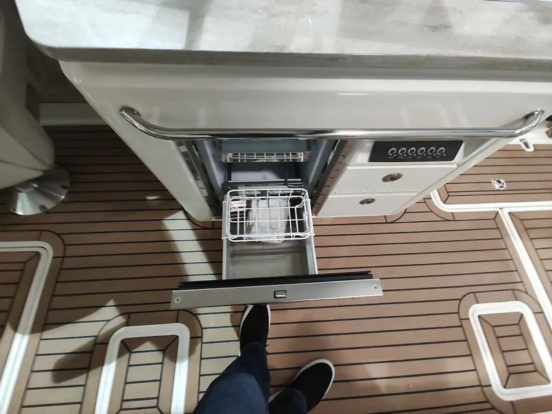 Slide: The Image of Boston Whaler 320 Vantage 2018 - 45