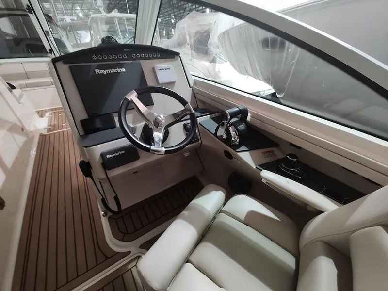 Slide: The Image of Boston Whaler 320 Vantage 2018 - 29