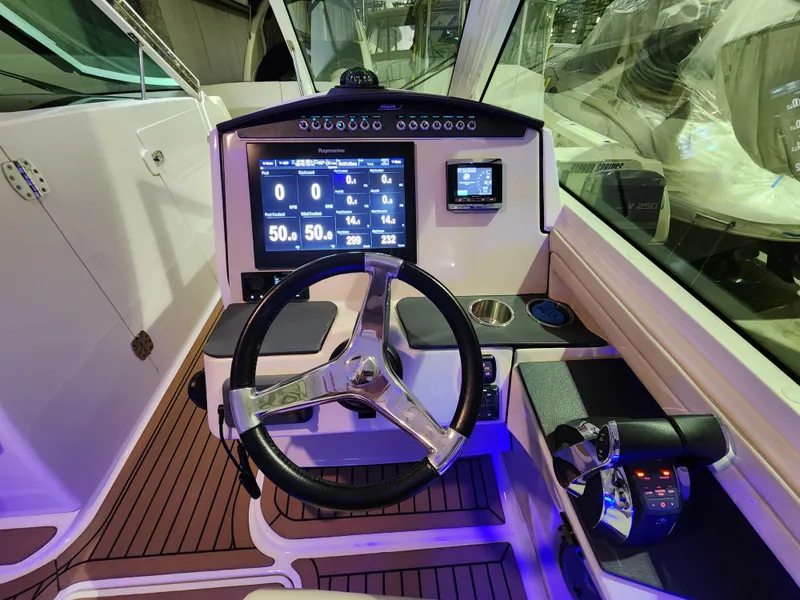 Slide: The Image of Boston Whaler 320 Vantage 2018 - 13