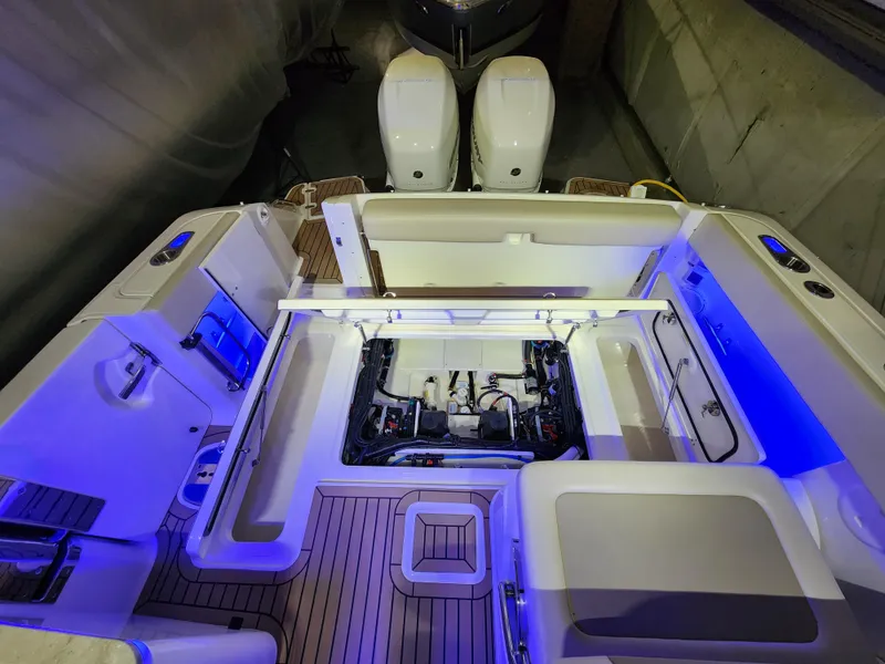 Slide: The Image of Boston Whaler 320 Vantage 2018 - 18