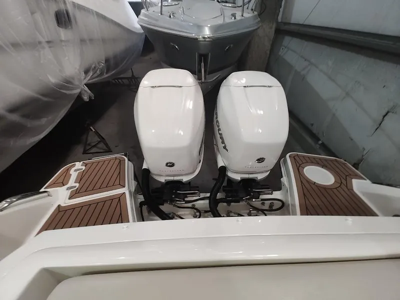 Slide: The Image of Boston Whaler 320 Vantage 2018 - 34