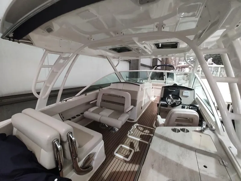 Slide: The Image of Boston Whaler 320 Vantage 2018 - 26
