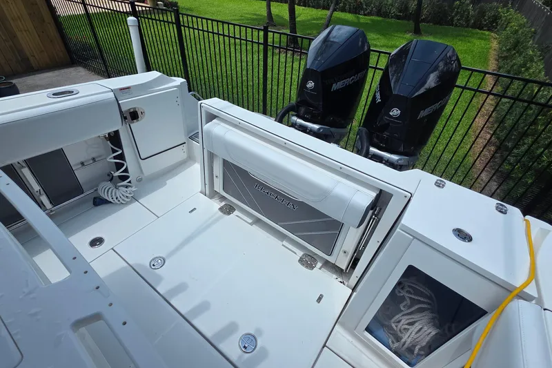 Slide: The Image of Barco Blackfin 272 CC 2021 con motores Mercury, vista de cubierta. - 19