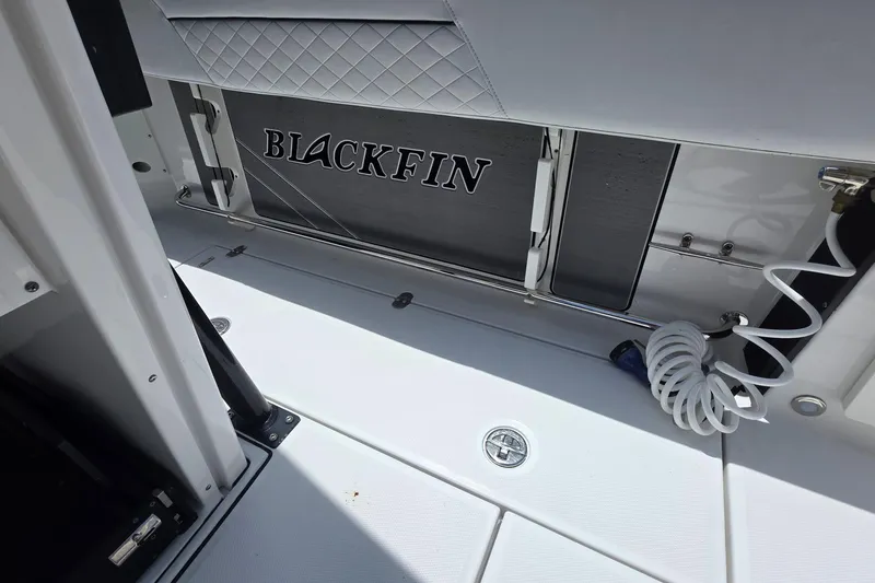 Slide: The Image of Interieur van een 2021 Blackfin 272 CC boot met logo. - 23