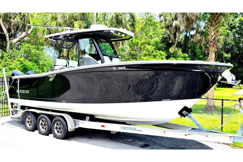 Slide: The Image of Barco Blackfin 272 CC 2021 negro en remolque al aire libre. - 1