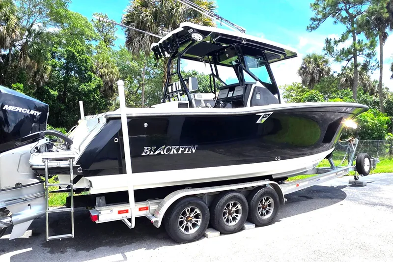 Slide: The Image of Barco Blackfin 272 CC 2021 estacionado en remolque al aire libre. - 2
