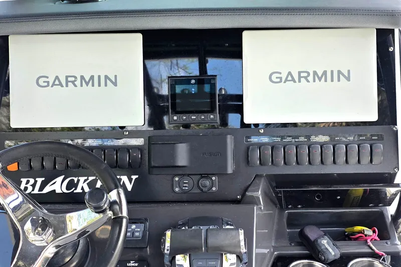 Slide: The Image of Armaturenbrett eines Blackfin 272 CC Bootes mit Garmin Displays, 2021 Modell. - 5