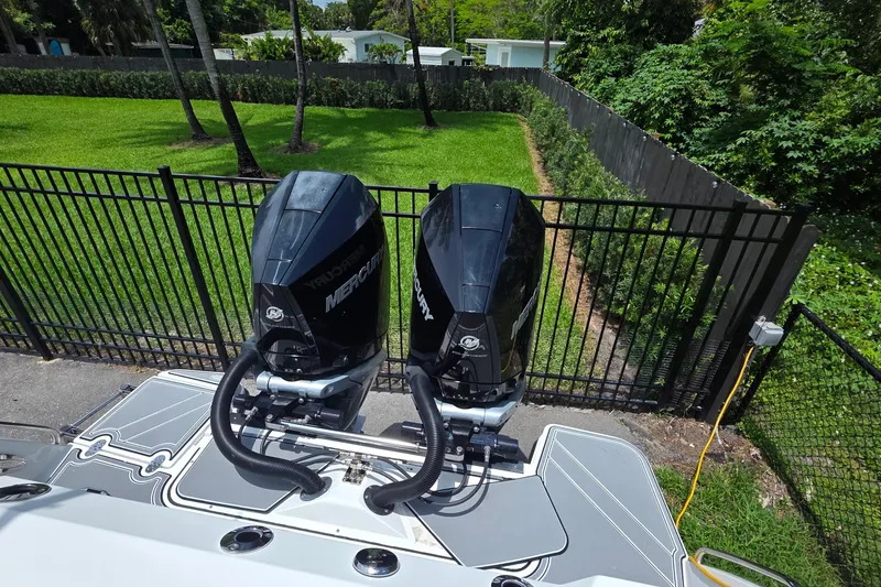 Slide: The Image of Blackfin 272 CC 2021 avec moteurs Mercury garé dans le jardin. - 22