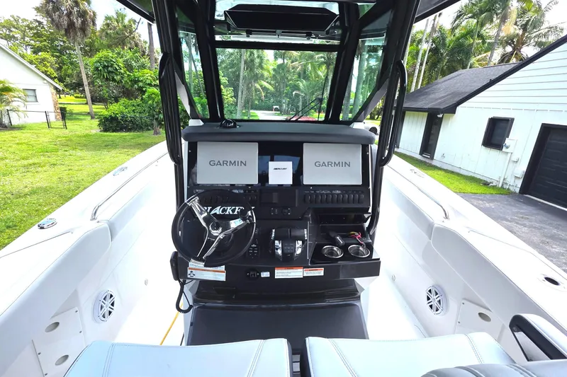 Slide: The Image of Vista interior del Blackfin 272 CC 2021 con navegación Garmin. - 17